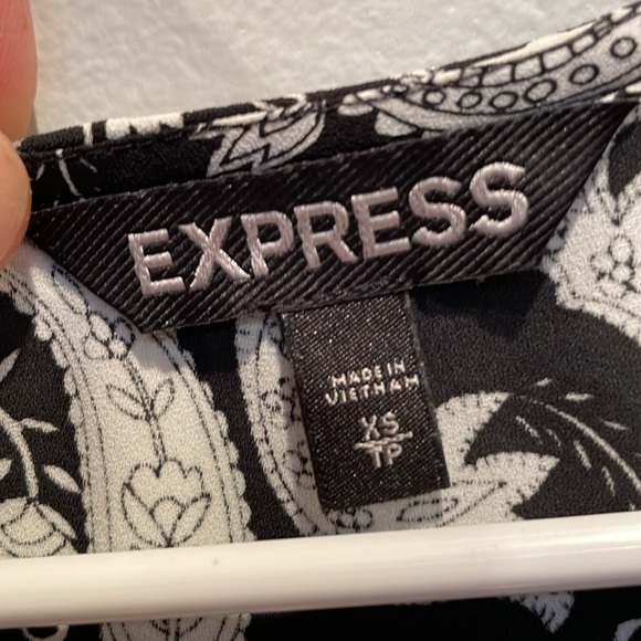 Ladies B&W Floral/Paisley Print Express SS Blouse | Size XS - Picture 2 of 7